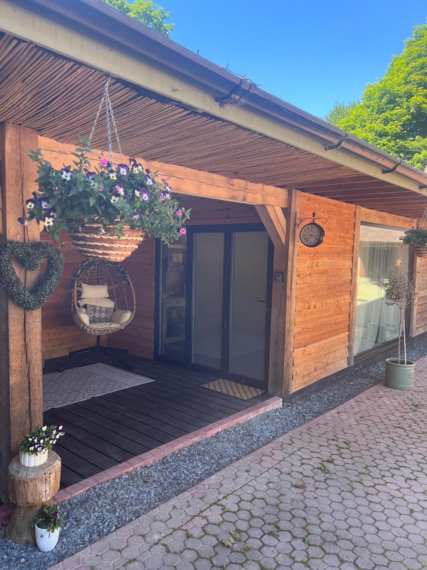 Luxury Courtyard Studio In Llangollen Exterior photo